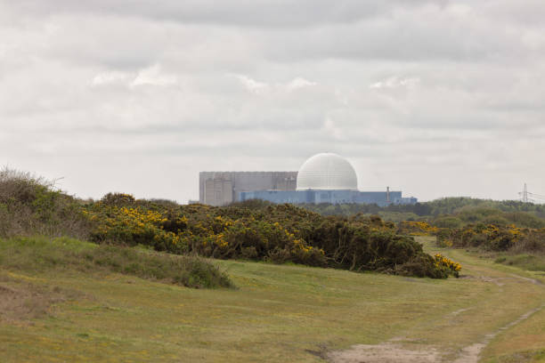 centrale elettrica di sizewell dalla riserva naturale rspb minsmere - sizewell b nuclear power station foto e immagini stock