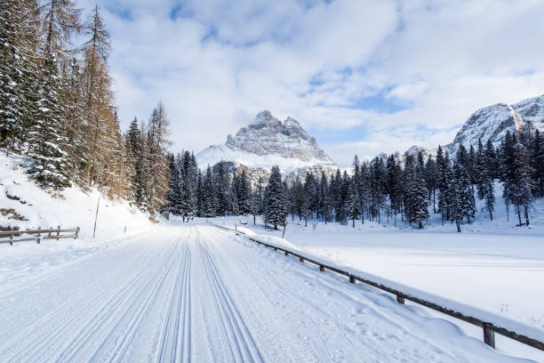 die italienischen dolomiten im winter - snow winter mountain horizon over land stock-fotos und bilder