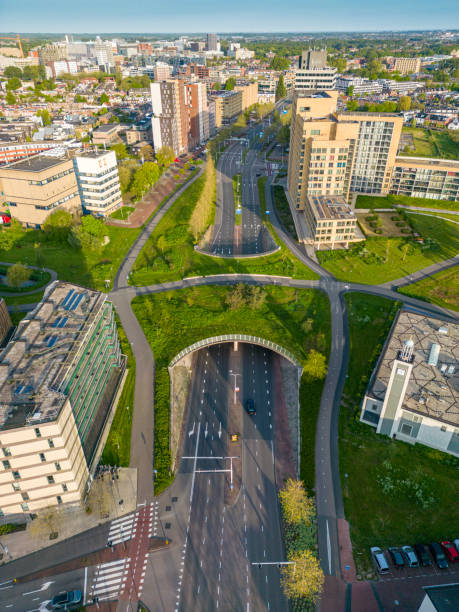 integración verde en la ciudad - highway traffic aerial view netherlands fotografías e imágenes de stock