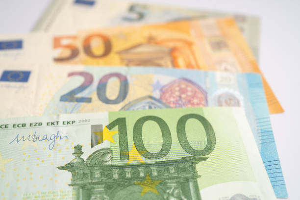 banknoty euro na papierze arkusza kalkulacyjnego; rachunek bankowy, inwestycje badania analityczne gospodarka danych, handel, koncepcja firmy biznesowej. - spreadsheet table banking wealth zdjęcia i obrazy z banku zdjęć