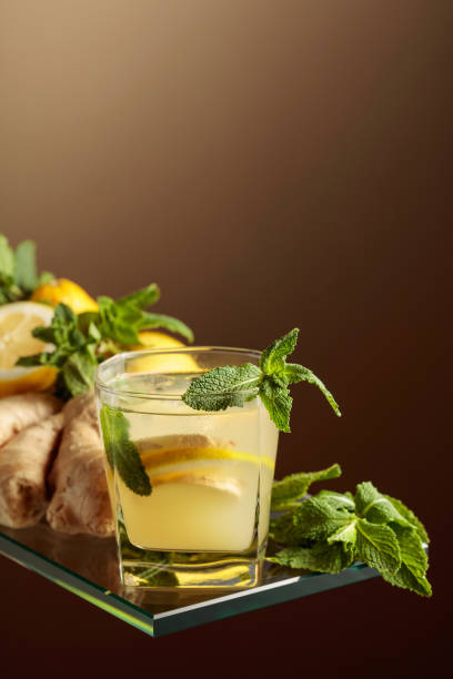 rinfrescante cocktail estivo con ghiaccio naturale, zenzero, limone e menta. - ginger tea root hot drink foto e immagini stock