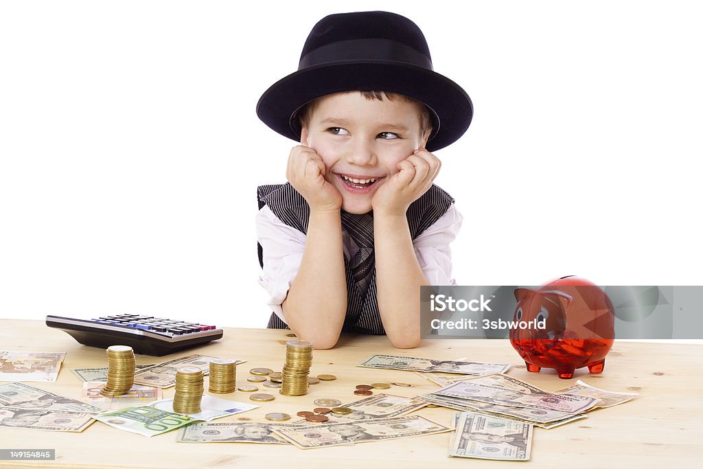 Niño feliz en la mesa con dinero - Foto de stock de Actividades bancarias libre de derechos