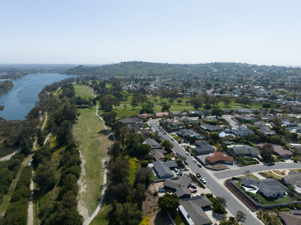 vista aérea de la casa alrededor del embalse del lago murray en san diego, california - lake murray fotografías e imágenes de stock