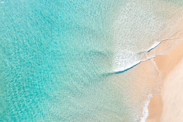 drohnenblick auf ein idyllisches meer mit sanften wellen in der nähe eines atemberaubenden sandstrandes in einem ferienort - australia new south wales aerial view landscape stock-fotos und bilder