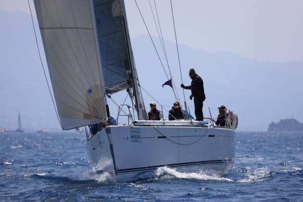 les voiliers naviguent par temps venteux dans les eaux bleues de la mer égée - sailboat storm teamwork competition photos et images de collection