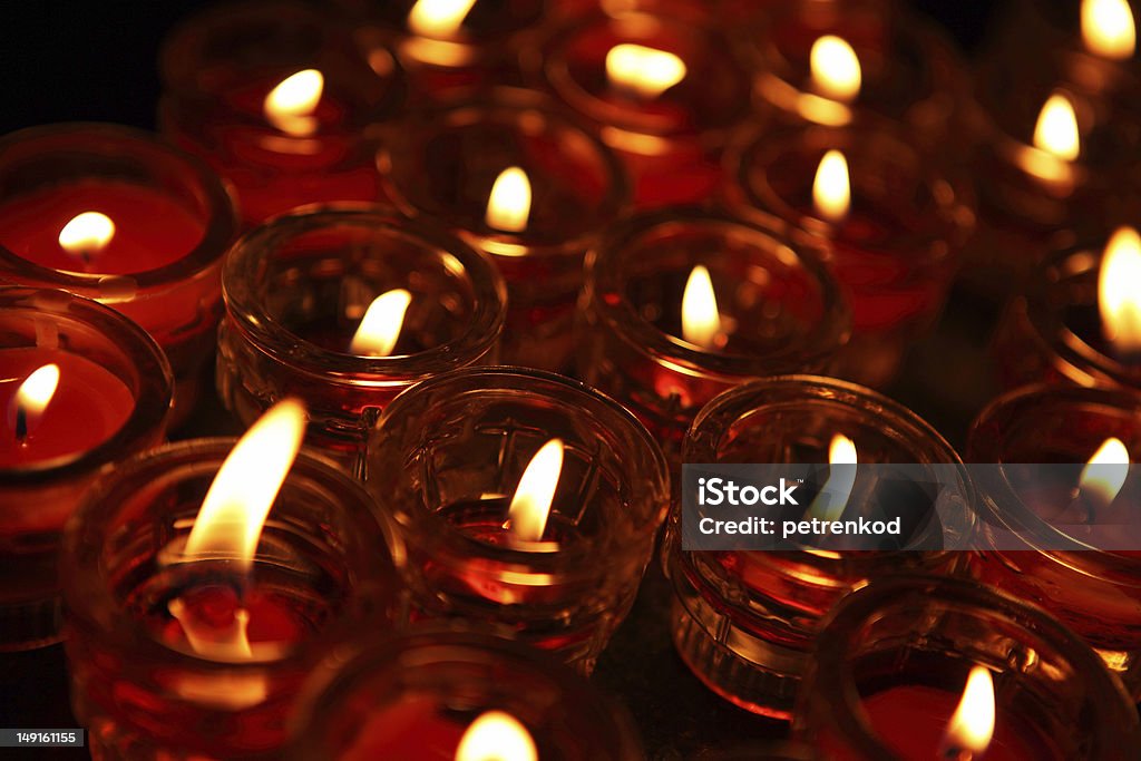 Éclairage bougies de prier dans le temple. - Photo de Action caritative et assistance libre de droits