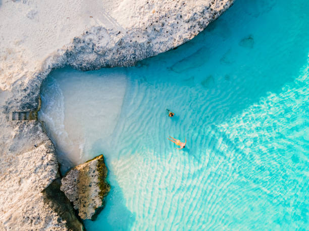 ein paar männer und frauen am strand von tres trap aruba karibikinsel - aruba stock-fotos und bilder