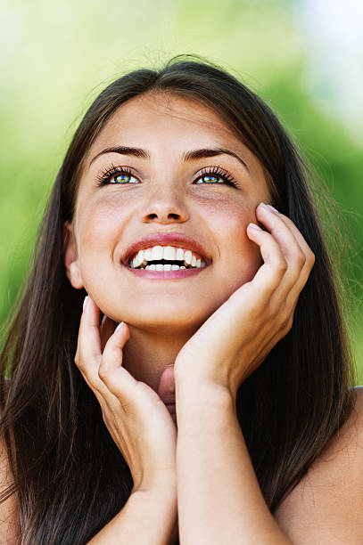 Portrait de jeune femme rire - Photo