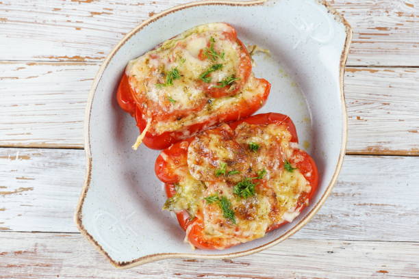 pimentão recheado com carne moída e queijo - stuffed stuffed pepper pepper bell pepper - fotografias e filmes do acervo