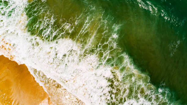Sea surface aerial view,Bird eye view photo of waves and water surface texture,Amazing sea waves crashing on beach background,Beautiful nature landscape view sea ocean background vista aérea de la superficie del mar, foto a vista de pájaro de las olas y la textura de la superficie del agua, increíbles olas de mar rompiendo en el fondo de la playa, hermosa vista del paisaje de la naturaleza fondo del océano marino