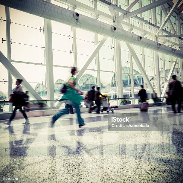 Movimento De Passageiros - Fotografias de stock e mais imagens de A caminho - A caminho, Adulto, Aeroporto