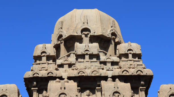 This group of monuments is generally called as five rathas as they resemble the processional chariots of a temple. Statues carved in rock. this is one features in several Hindu scriptures. blue sky backgrounds. top part view este grupo de monumentos generalmente se llama cinco rathas, ya que se asemejan a los carros procesionales de un templo. estatuas talladas en roca. esta es una característica en varias escrituras hindúes. fondos de cielo azul. vista de la parte superior