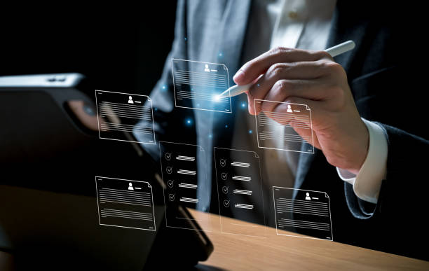 People using Digital tablet while edit online shared document that can access online from cloud service. Work anywhere that can approve or correct file with real time storage and backup las personas que usan la tableta digital mientras editan documentos compartidos en línea a los que pueden acceder en línea desde el servicio en la nube. trabaje en cualquier lugar que pueda aprobar o corregir archivos con almacenamiento y copia de seguri