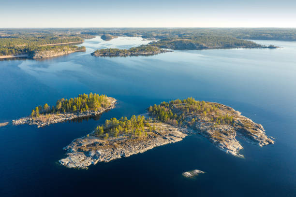 felsige inseln mit blick auf das meer - finnischer meerbusen stock-fotos und bilder