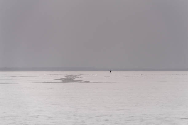 dwóch młodych ludzi na łyżwach na jezioro o zmroku. - witterung zdjęcia i obrazy z banku zdjęć