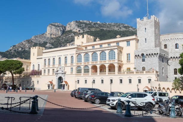 una vista del palacio del príncipe en monaco-ville - realeza de mónaco fotografías e imágenes de stock