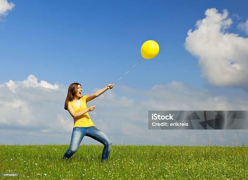 Sosteniendo un globo aerostático - Foto de stock de 20-24 años libre de derechos