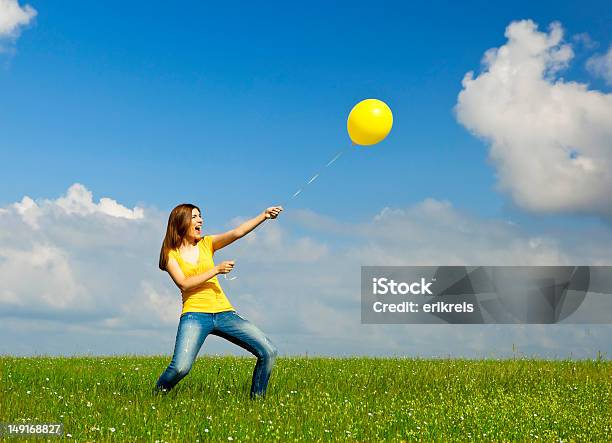 Sosteniendo Un Globo Aerostático Foto de stock y más banco de imágenes de 20-24 años - 20-24 años, Actividad, Actividades recreativas