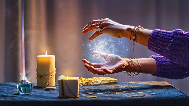 魔術とオカルトの難解な精神的な儀式の間に魔女の魔法使いの女性の手のひらに魔法の明るい渦巻く輝くボール。魔法と魔術 - wizardry ストックフォトと画像