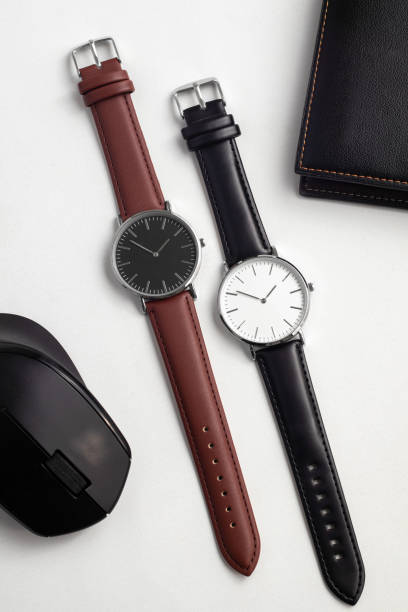 montres avec bracelet en cuir marron et noir sur bureau blanc - clock nobody decoration minute hand photos et images de collection