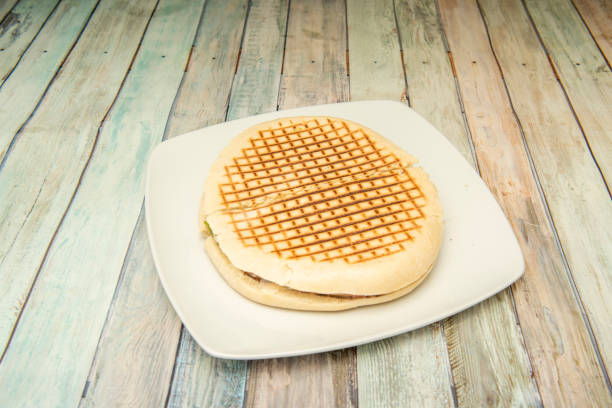 グリルで調理したマラガカントリーサンドイッチ - hamburger bun bread isolated ストックフォトと画像