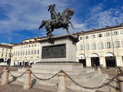 La statua al centro di Piazza San Carlo a Torino