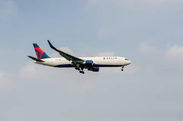 델타 항공 항공 보잉 767 n1200k가 런던 히드로 국제 공항에 착륙합니다. - delta air lines 뉴스 사진 이미지