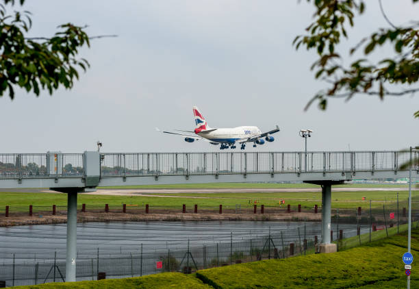 ブリティッシュ・エアウェイズ航空のボーイング・ワンワールドのカラーリング747 g-civlがロンドン・ヒースロー国際空港に着陸。 - airplane commercial airplane air vehicle boeing 747 ストックフォトと画像