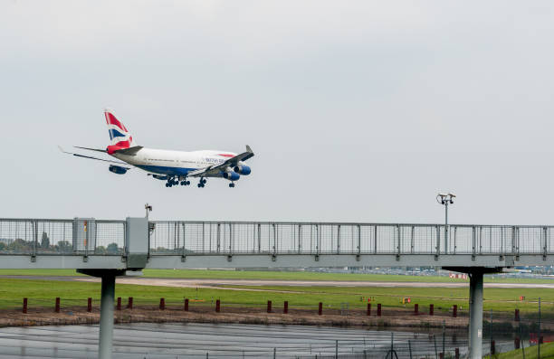 ブリティッシュ・エアウェイズ航空のボーイング747 g-bygaがロンドン・ヒースロー国際空港に着陸。 - airplane commercial airplane air vehicle boeing 747 ストックフォトと画像