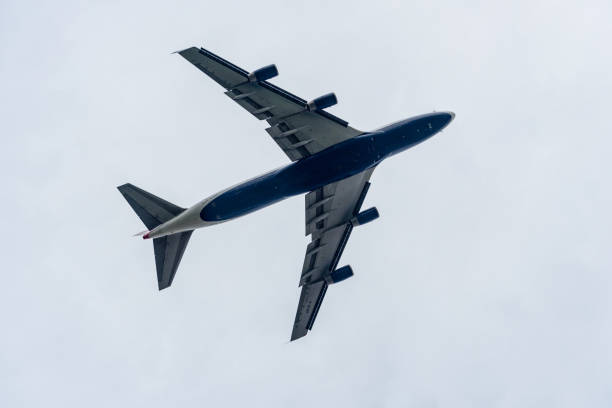 ロンドン・ヒースロー国際空港で離陸するブリティッシュ・エアウェイズのボーイング747型機g-bygb。 - airplane commercial airplane air vehicle boeing 747 ストックフォトと画像