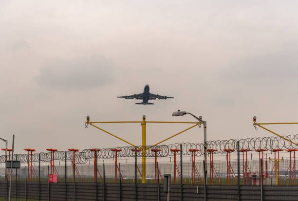 ロンドン・ヒースロー国際空港で離陸するブリティッシュ・エアウェイズのボーイング747型機g-bygb。 - boeing 747 airplane taking off commercial airplane ストックフォトと画像