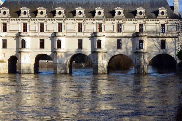シュノンソー城 - シェール川に架かる橋とギャラリー、サントル・ヴァル・ド・ロワール、フランス - chateau de chenonceaux ストックフォトと画像