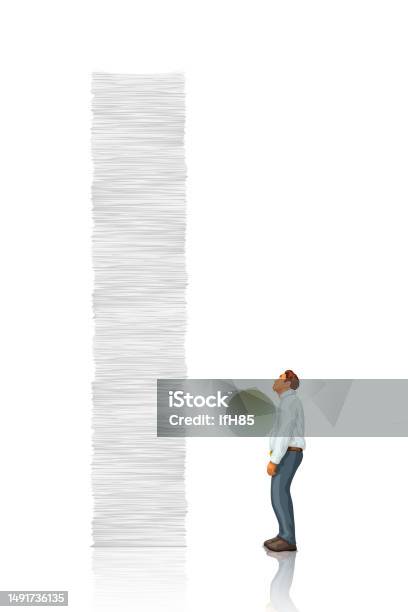 White Tall Paper Stack Vs Man向量圖形及更多一個人圖片 - 一個人, 人, 僅一男人 - iStock