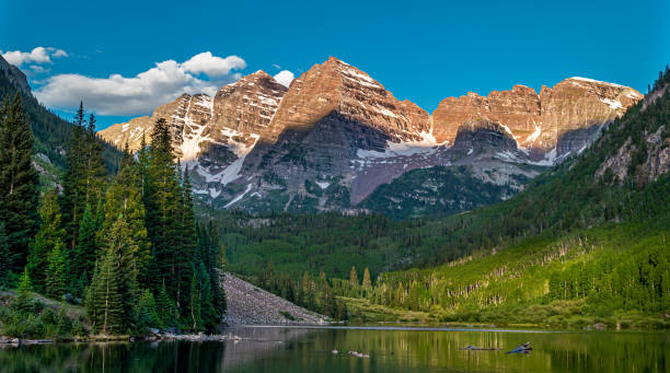 istock The Famous Maroon Bells of Colrado 1491741385