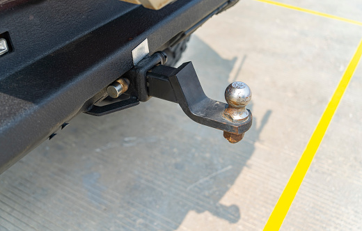 Tow hitch for towing a trailer of suv