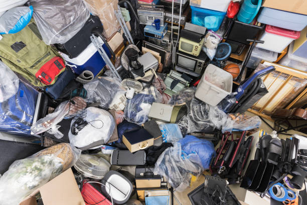 hoarder house mucchio di spazzatura - oggetti personali foto e immagini stock