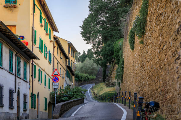 muralla medieval de piedra renacentista en oltrarno santo spirito florencia, italia - oltrarno fotografías e imágenes de stock