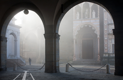 Bergamo - rays between Duomo and cathedral under arch in upper town