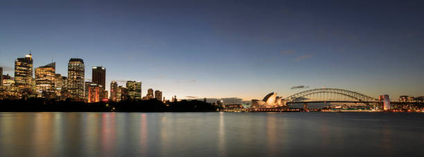 sonnenuntergangs-skyline und hafenbrücke in sydney, australien - sydney australia australia sydney opera house skyline stock-fotos und bilder