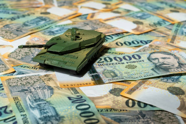 istock Hungarian HUF 20,000 banknotes with German Leopard 2 tank model 1491781570
