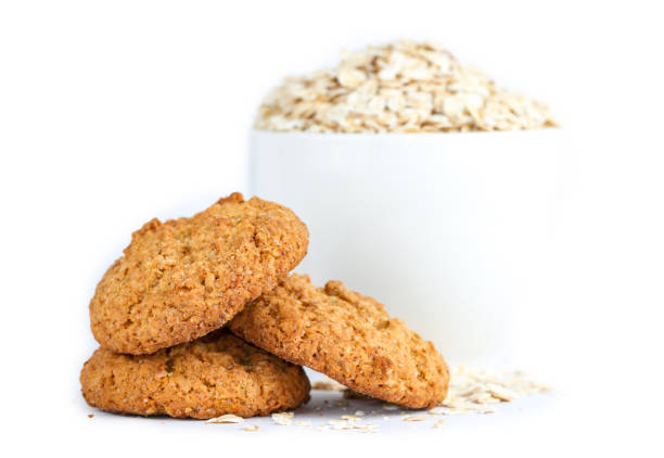 흰색 바탕에 고립된 오트밀 쿠키와 시리얼 - granola cereal breakfast stack 뉴스 사진 이미지