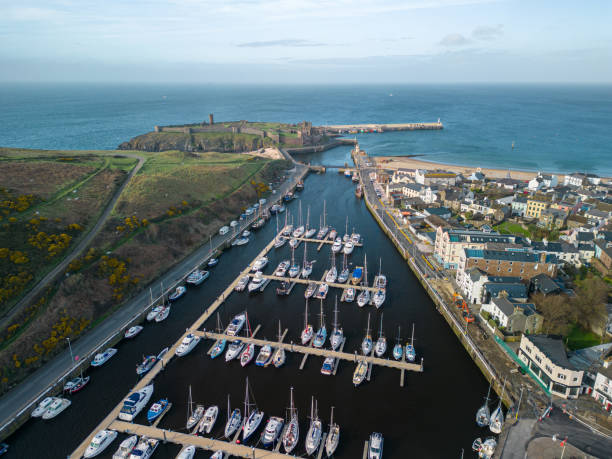 blick auf peel harbour, st. patrick's island und peel castle von oben peel harbour - island isle of man peel castle stock-fotos und bilder