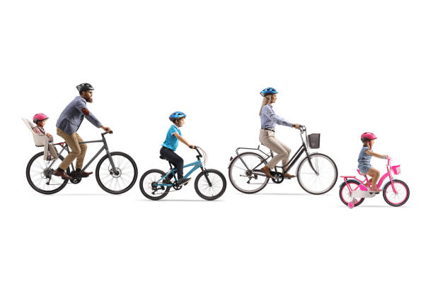 Famiglia con tre bambini in bicicletta - foto stock