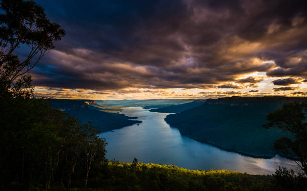 wolkenlandschaft über dem burragorang-see - mountain scape stock-fotos und bilder