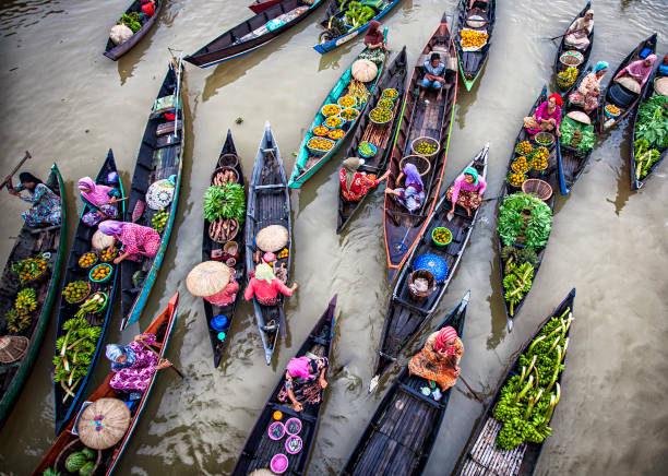 mercado flutuante tradicional em lok baintan, banjarmasin, kalimantan do sul, indonésia, um mercado tradicional muito original no meio do rio martapura que operado principalmente por mulheres - kalimantan - fotografias e filmes do acervo