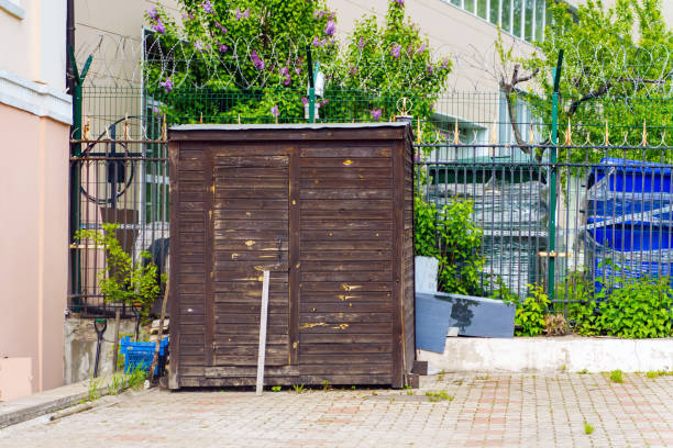 a wooden building near the building for horseradish cleaning equipment. the door is propped up with a stick. - hoby imagens e fotografias de stock