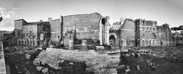 rovine dell'antica roma con meravigliosi resti del foro di augusto e del tempio dedicato a marte ultore - ancient rome text latin script roman foto e immagini stock