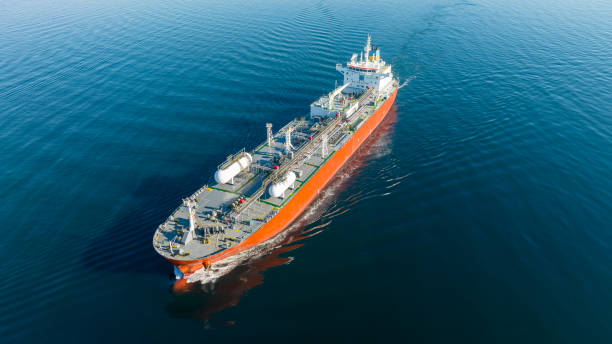 lpg 가스 선박의 공중 보기. 가스 운반선, 바다에서 항해하는 가스 유조선 - oil tanker 이미지 뉴스 사진 이미지