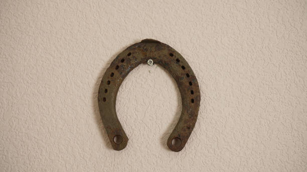 altes rostiges hufeisen. symbol des glücks, glückskonzept. - horseshoe horseshoes old rusty stock-fotos und bilder