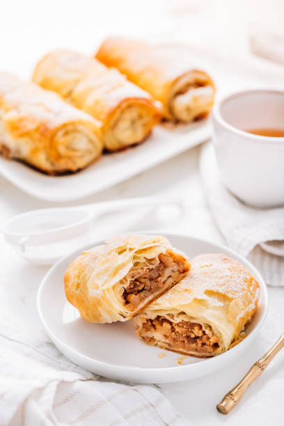 strudel de maçã caseiro com canela, torta de maçã com xícara de chá de frutas - apple pie baked pastry crust apple - fotografias e filmes do acervo